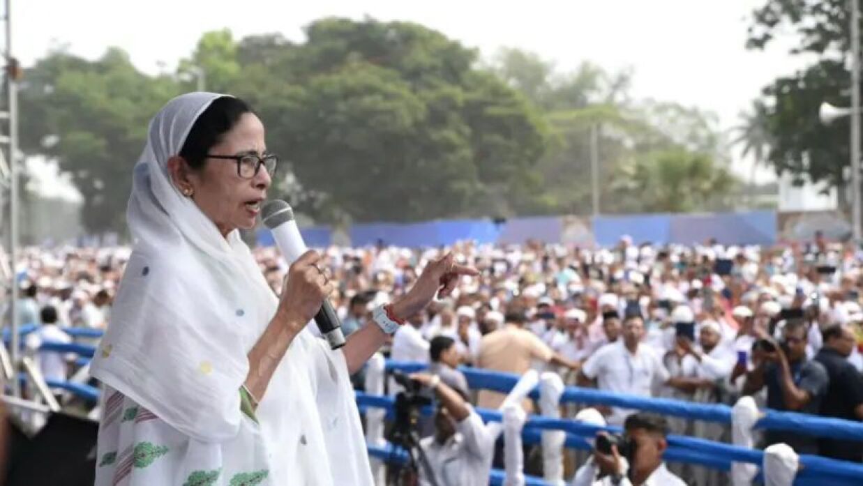 ঈদের অনুষ্ঠানে ধর্ম নিয়ে মমতার মন্তব্যে পশ্চিমবঙ্গে শোরগোল, কী বলেছিলেন তিনি?