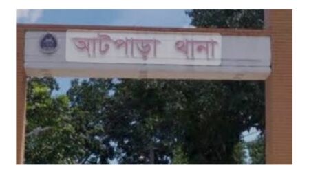 স্কুলছাত্রীকে উত্ত্যক্তের প্রতিবাদ করায় যুবককে গলা কেটে হত্যাচেষ্টা