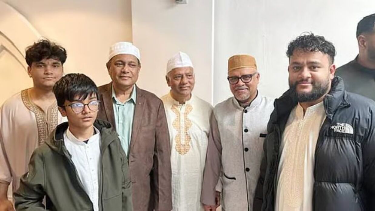 প্রকাশ্যে হাছান মাহমুদ, লন্ডনে অংশ নিলেন ঈদের জামাতে