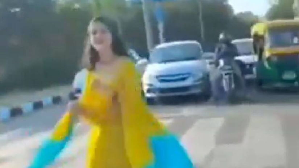 রাস্তা আটকে রিল বানিয়ে ভাইরাল স্ত্রী, চাকরি খোয়ালেন কনস্টেবল স্বামী