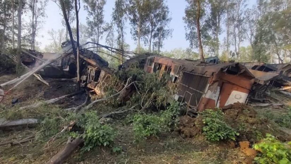 চাকরির শেষ দিনে ট্রেন দুর্ঘটনায় প্রাণ হারালেন চালক