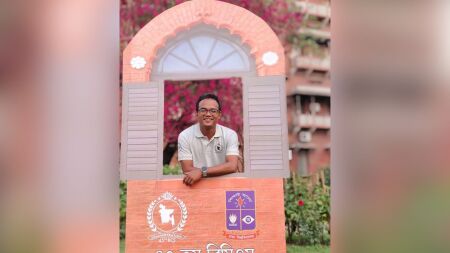 মায়ের দিনমজুরি, বন্ধুর টাকায় চাকরির পড়াশোনা— এত সংগ্রাম, ত্যাগের অর্জন ‘প্রশাসন ক্যাডার’ কেড়ে নিল শুধু একটি ট্যাগ
