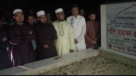 জুলাই শহীদ ওয়াসিমের কবর জিয়ারত করলেন সাদিক কায়েম