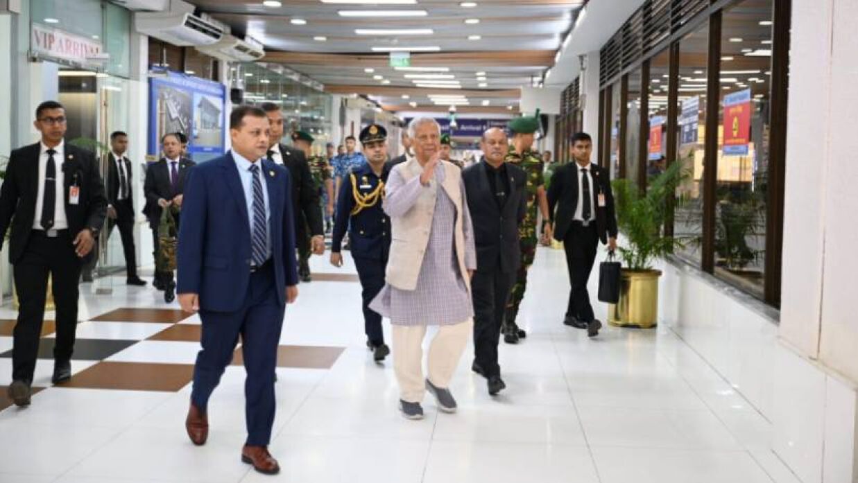 ব্যাংককের উদ্দেশে ঢাকা ছাড়লেন প্রধান উপদেষ্টা