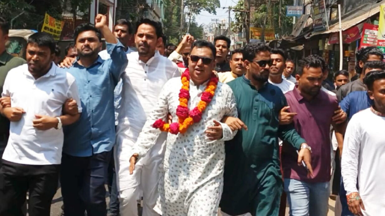 গুম থেকে ফিরে সাবেক ছাত্র নেতার ঈদ শুভেচ্ছা বিনিময়
