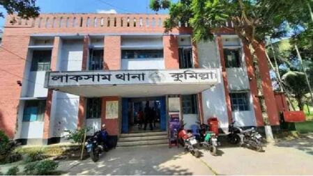 পুলিশ সদস্যকে কোপানোর অভিযোগ স্বেচ্ছাসেবক দল নেতার বিরুদ্ধে