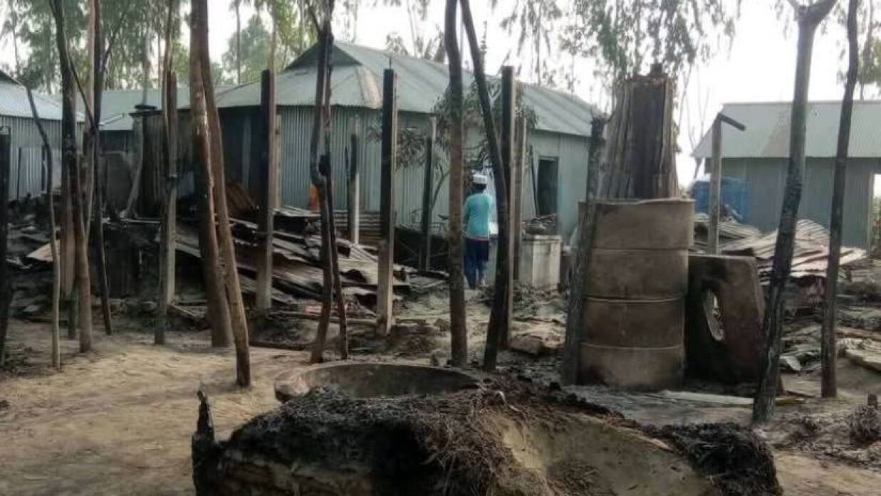 কুড়িগ্রামে অগ্নিকাণ্ডে সব হারিয়ে নিঃস্ব দিনমজুর ৪ পরিবার