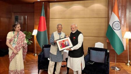 নরেন্দ্র মোদিকে যে উপহার দিলেন প্রধান উপদেষ্টা