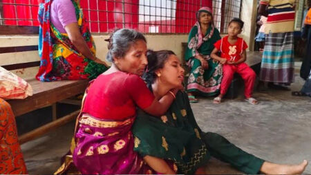 মায়ের কোল থেকে ছিটকে পড়ে গাড়ির চাকায় পিষ্ট শিশু