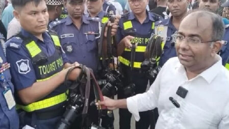 পর্যটক হয়রানির অভিযোগে কক্সবাজারে ক্যামেরা জব্দ ট্যুরিস্ট পুলিশের