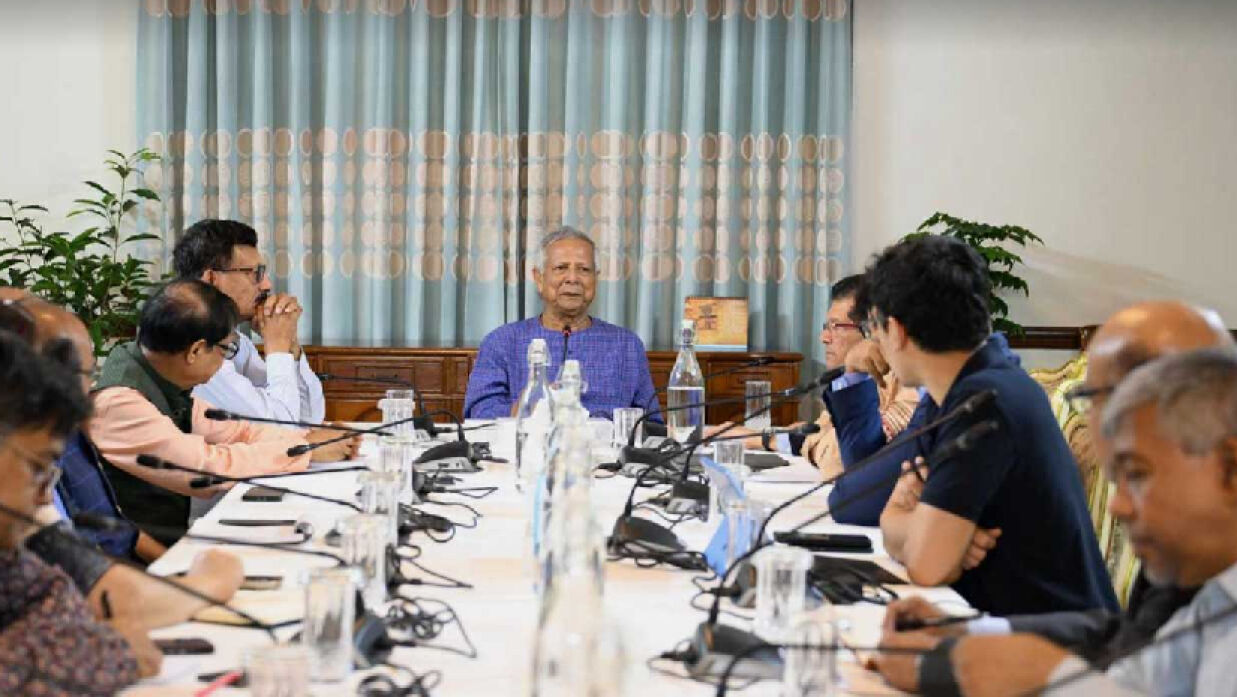 ট্রাম্প ঘোষিত নতুন শুল্কহার নিয়ে জরুরি বৈঠকে প্রধান উপদেষ্টা