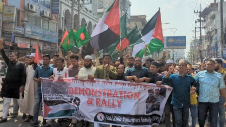ফিলিস্তিনে গণহত্যার প্রতিবাদে ফেনীতে বিক্ষোভ মিছিল