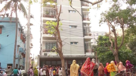 বহুতল ভবনের ছাদ থেকে পড়ে নারীর মৃত্যু