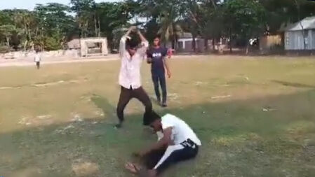মাদকসেবনে বাঁধা দেয়ায় যুবকের হাত-পা ভেঙে দিলো কিশোর গ্যাং
