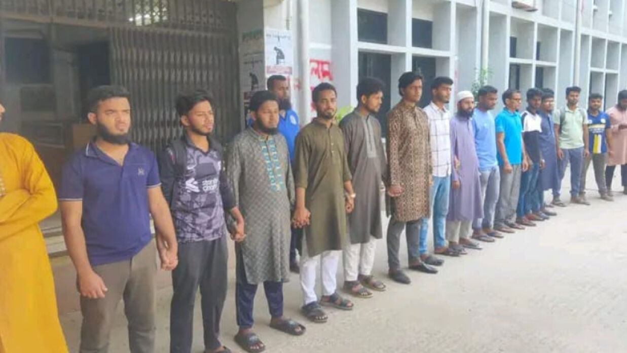 ফিলিস্তিনে গণহত্যার প্রতিবাদে গোপালগঞ্জ বিশ্ববিদ্যালয়ে মানববন্ধন