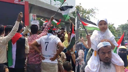 ফিলিস্তিনে গণহত্যার প্রতিবাদে রাজু ভাস্কর্যে বিক্ষোভ