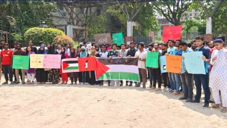 ফিলিস্তিনে গণহত্যার প্রতিবাদে বাংলাদেশ ইউনিভার্সিটির শিক্ষার্থীদের মানববন্ধন ও প্রতিবাদ সমাবেশ