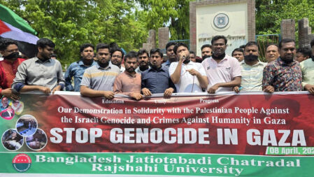 গাজায় গণহত্যার প্রতিবাদে রাবি ছাত্রদলের মানববন্ধন