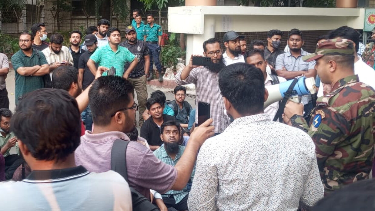 ৪৬তম বিসিএসের লিখিত পরীক্ষা পেছানোর দাবিতে অনড় চাকরিপ্রার্থীরা