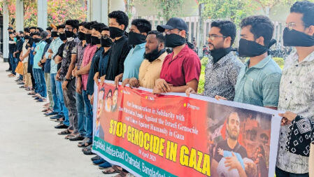ইসরায়েলি নৃশংসতার প্রতিবাদে মুখে কালো কাপড় বেঁধে বাকৃবি ছাত্রদলের প্রতিবাদ