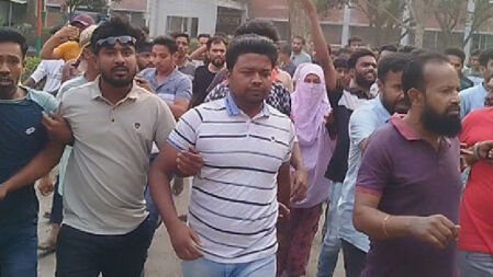ছাত্রদল নেতাকে থানা থেকে ছিনিয়ে নিলেন কর্মীরা