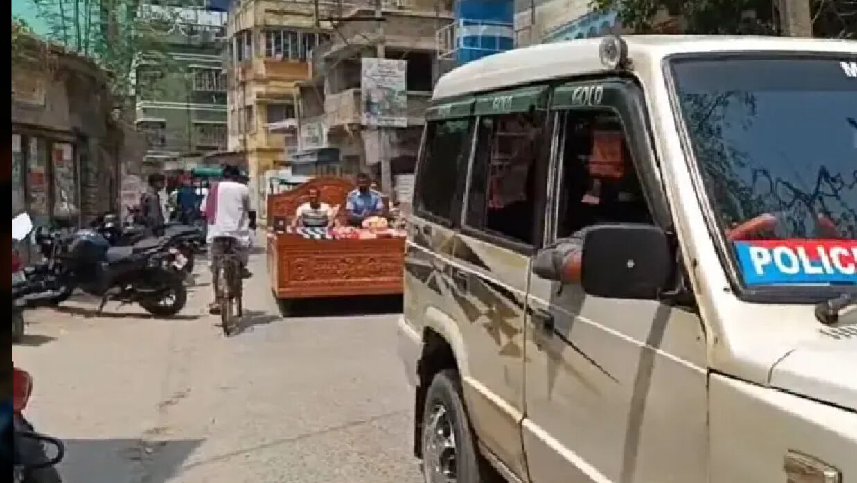 ভাইরাল সেই ‘ছুটন্ত খাট’ নিয়ে গেল পুলিশ