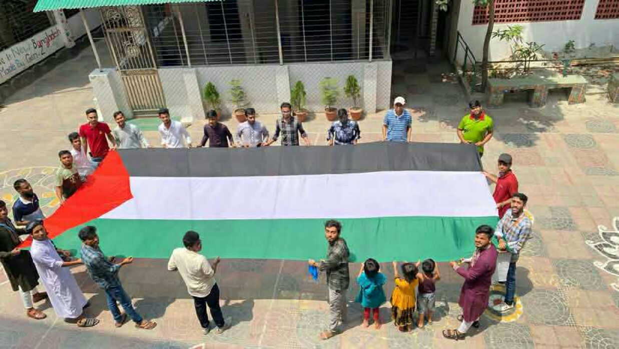 ২১ ফুট ফিলিস্তিনি পতাকা নিয়ে ‘মার্চ ফর গাজা’ কর্মসূচিতে সোহরাওয়ার্দী কলেজ শিক্ষার্থীরা