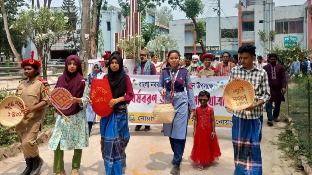 বর্ষবরণ অনুষ্ঠানে ছাত্রীর লুঙ্গি পরার ছবি ভাইরাল