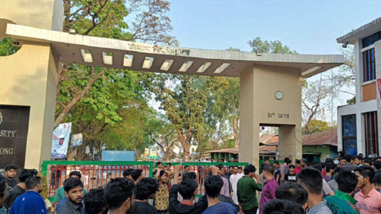 শিক্ষার্থীর ওপর স্থানীয়দের হামলা, চবির মূল ফটকে তালা