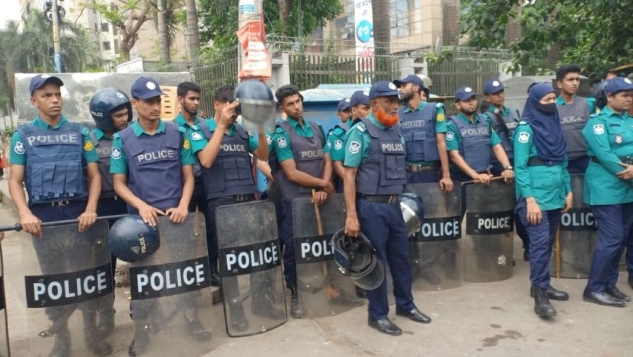 পিএসসির সামনে জড়ো হচ্ছেন আন্দোলনকারীরা, সতর্ক অবস্থানে পুলিশ