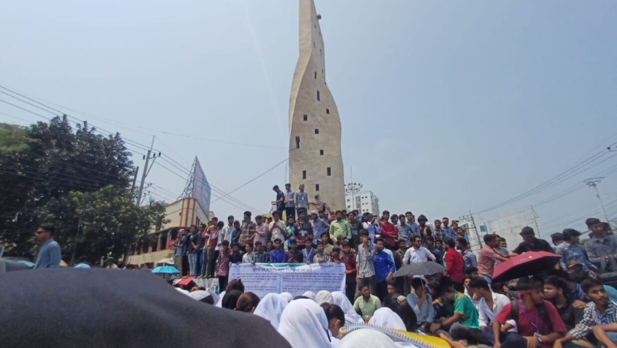 ছয় দফা দাবিতে রাজশাহীতে পলিটেকনিক শিক্ষার্থীদের রেল ও সড়কপথ অবরোধ