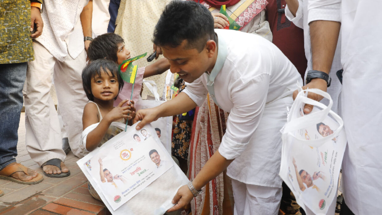 সুবিধাবঞ্চিত শিশুদের মাঝে ছাত্রদল নেতার বৈশাখী উপহার