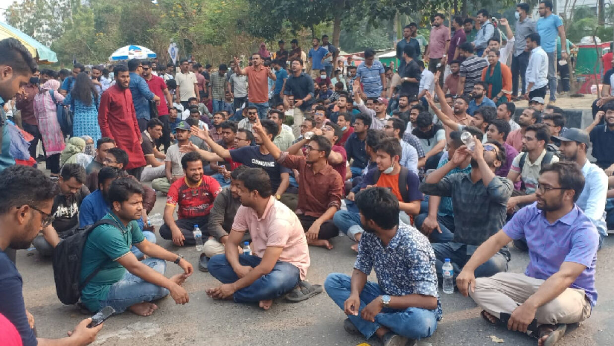 পিএসসির সঙ্গে আলোচনা ফলপ্রসূ হয়নি, সড়কে অবস্থান চাকরিপ্রার্থীদের