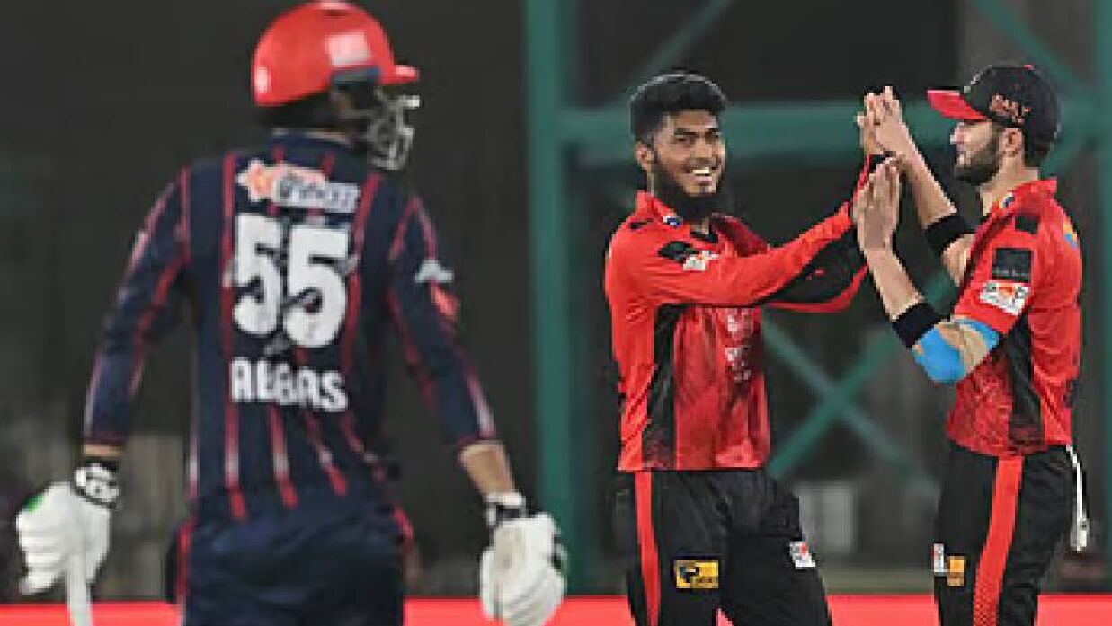 পিএসএলে ফের রিশাদের ভেলকি, ৩ উইকেট নিয়ে জেতালেন দলকে