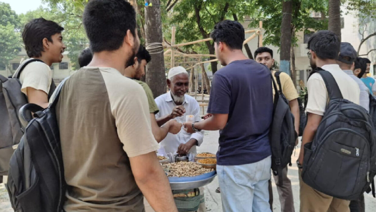 বুটেক্স ক্যাম্পাসের হাসিমাখা মুখের ডাক—‘নেন ভাই, গরম বাদাম আছে’