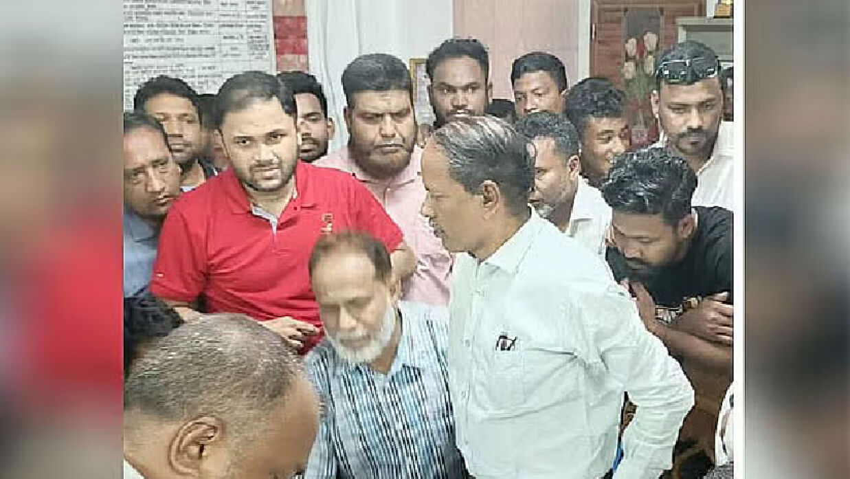 বাবার অপদস্থ হওয়ার ভিডিও ভাইরাল, চবি ছাত্রীর আবেগঘন স্ট্যাটাস