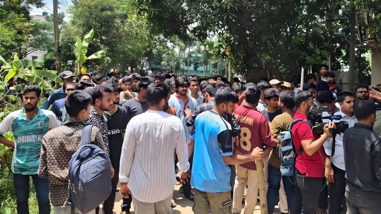 Chittagong University Students and Locals Face Off Again