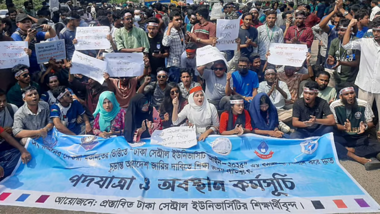 Students protesting near Dhaka’s Education Bhaban, demanding the final ordinance for the proposed Dhaka Central University