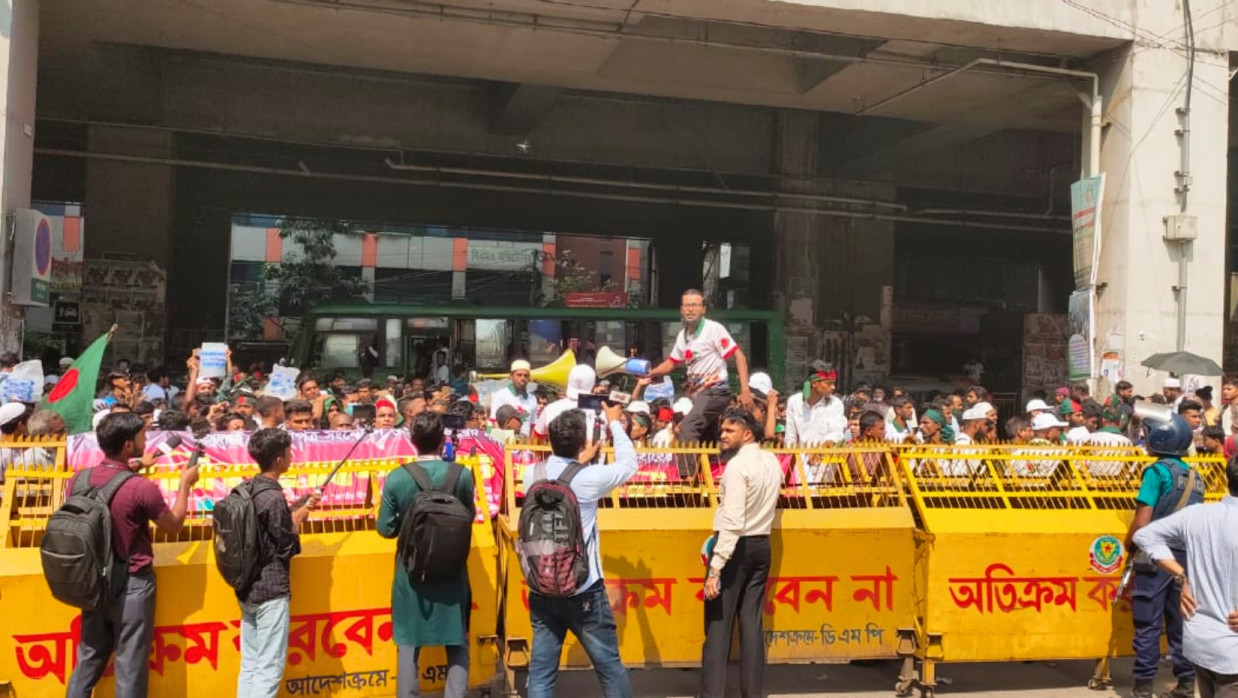 > Families of July 2024 uprising martyrs and injured protesters staged a sit-in in front of the Secretariat