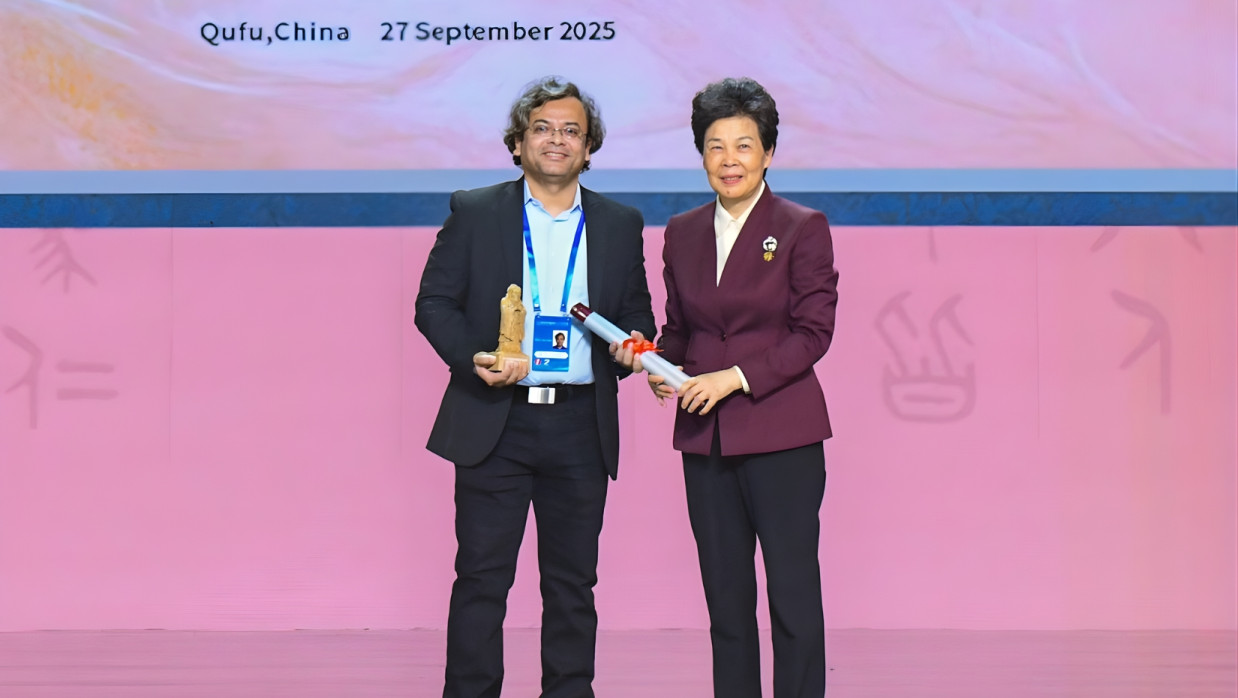 Architect Mohammed Rezwan receiving the UNESCO Confucius Prize for Literacy 2025
