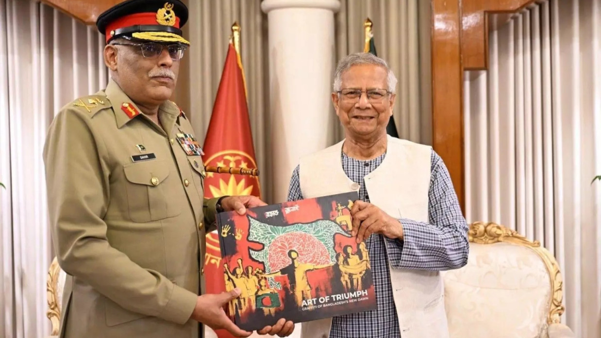Chief Adviser Muhammad Yunus and Pakistan’s Chairman of the Joint Chiefs of Staff Committee General Sahir Shamshad Mirza pose for a picture as the former gifts the latter 'The Art of Triumph' at at the state guest house Jamuna