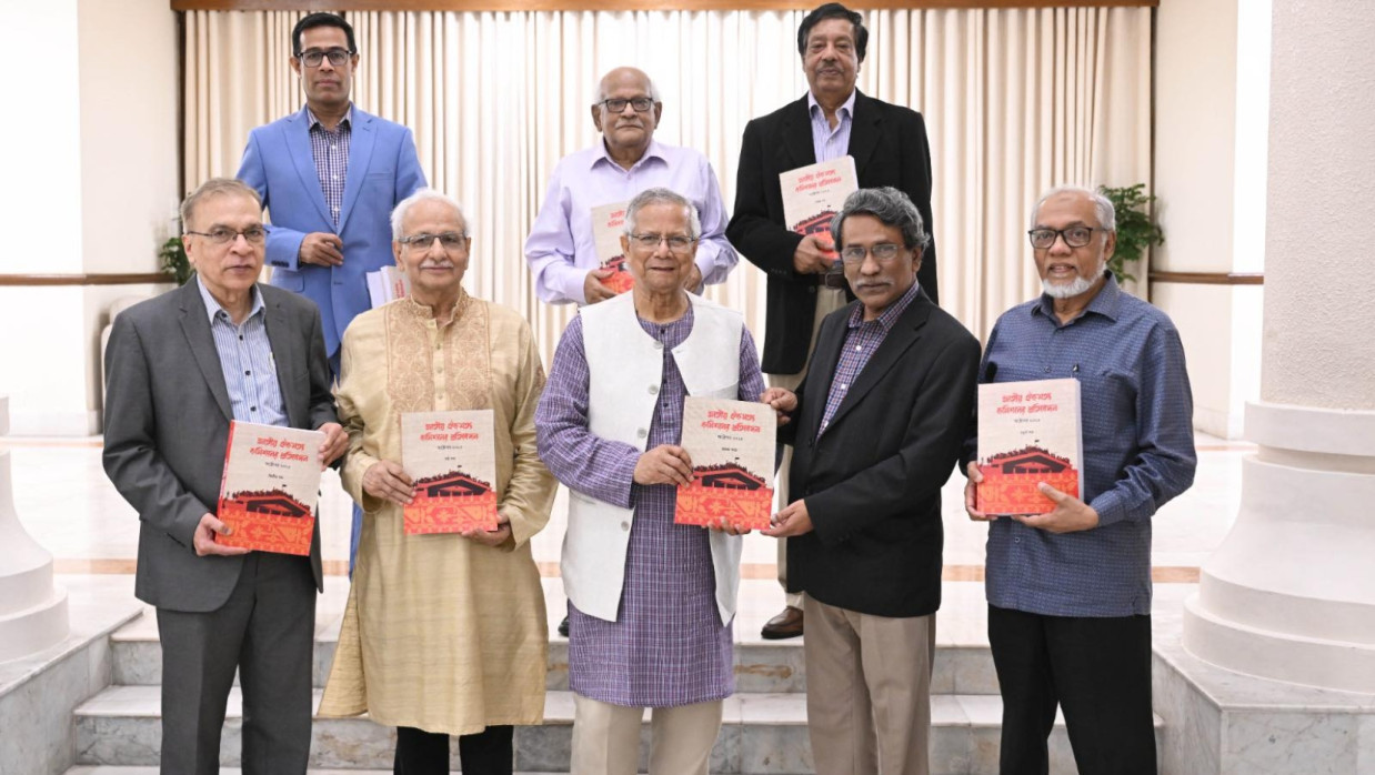 National Consensus Commission submitting recommendations to CA Yunus