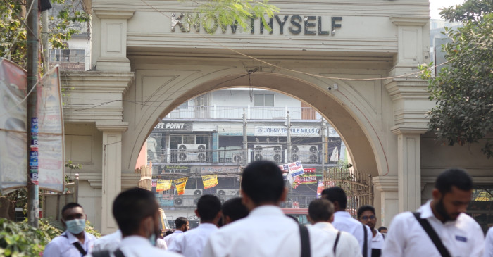Dhaka College students block Science Lab intersection | The Daily Campus