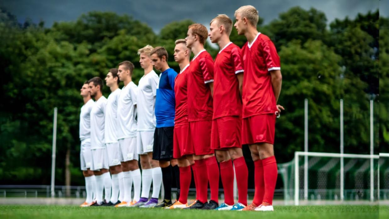 Are there more players  in red than in white?