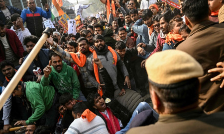 Chaos in front of Bangladesh High Commission in Delhi, police lathi-charge
