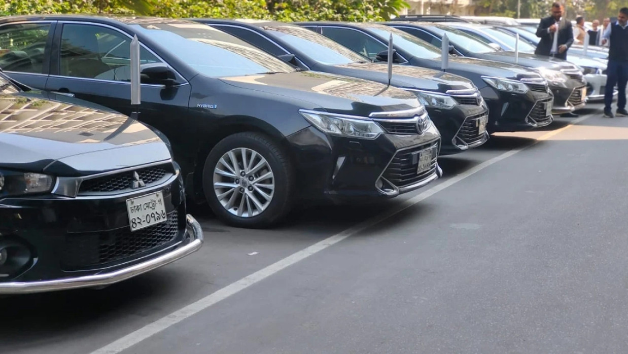 Cars ready at the secretariat for ministers