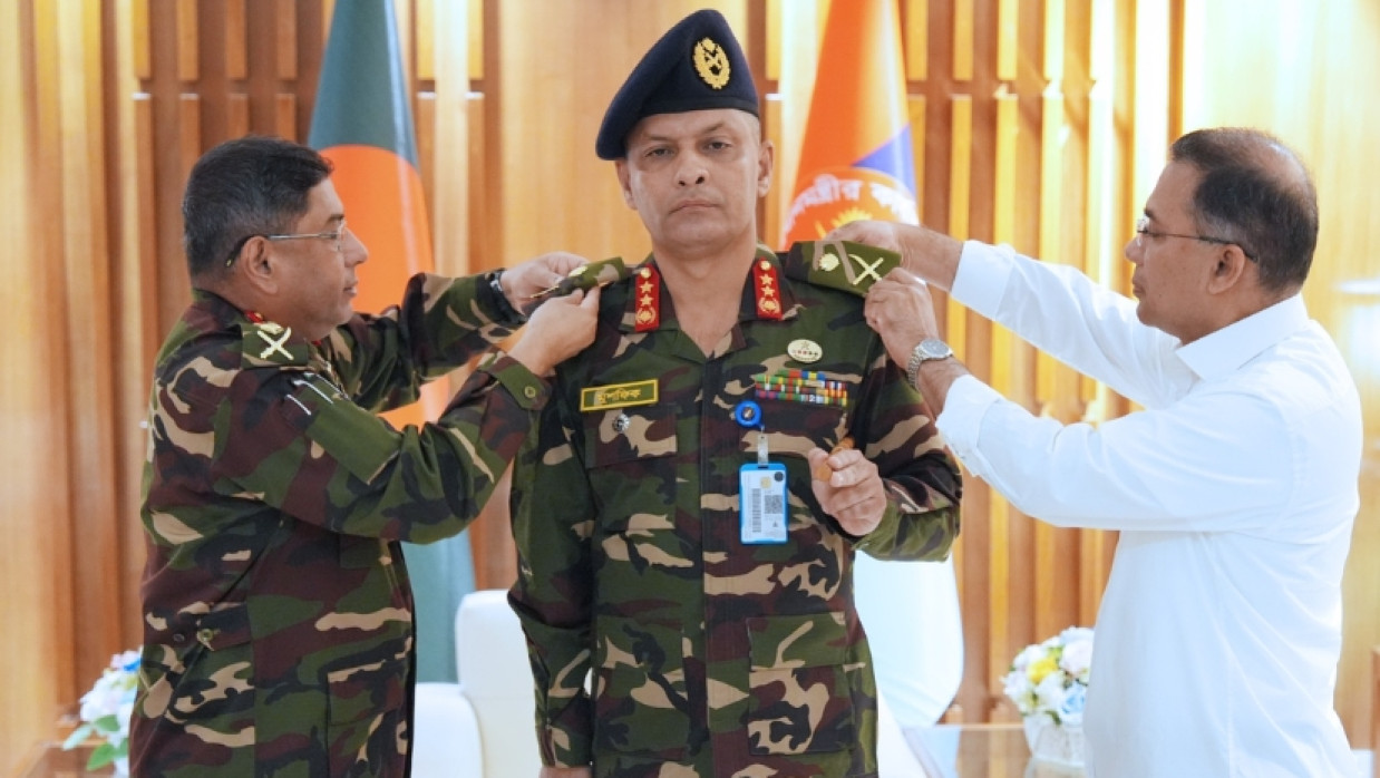 PM Tarique Rahman pinning rank badges on Lt. Gen Mir Mushfiqur Rahman