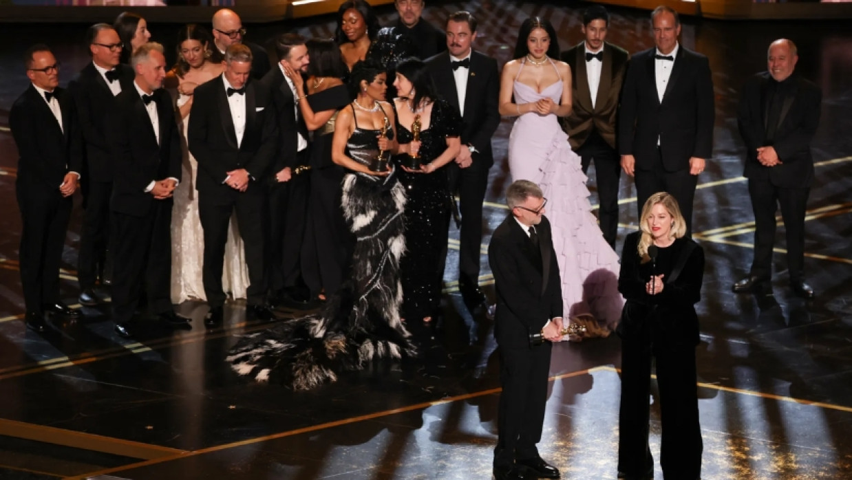 US filmmaker Paul Thomas Anderson and producer Sara Murphy accept the award for Best Picture
