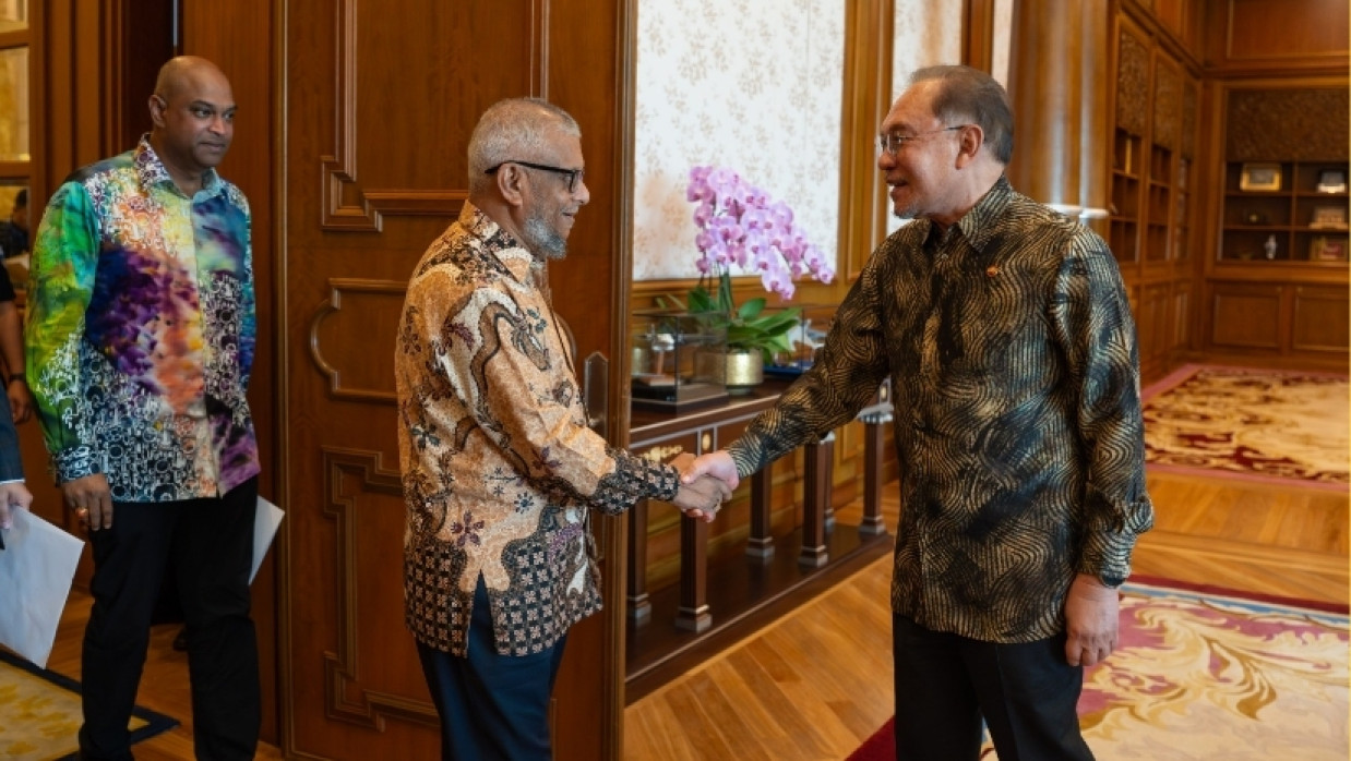 Bangladesh Expatriates' Welfare & Overseas Employment Minister Calls on Malaysian PM Anwar Ibrahim