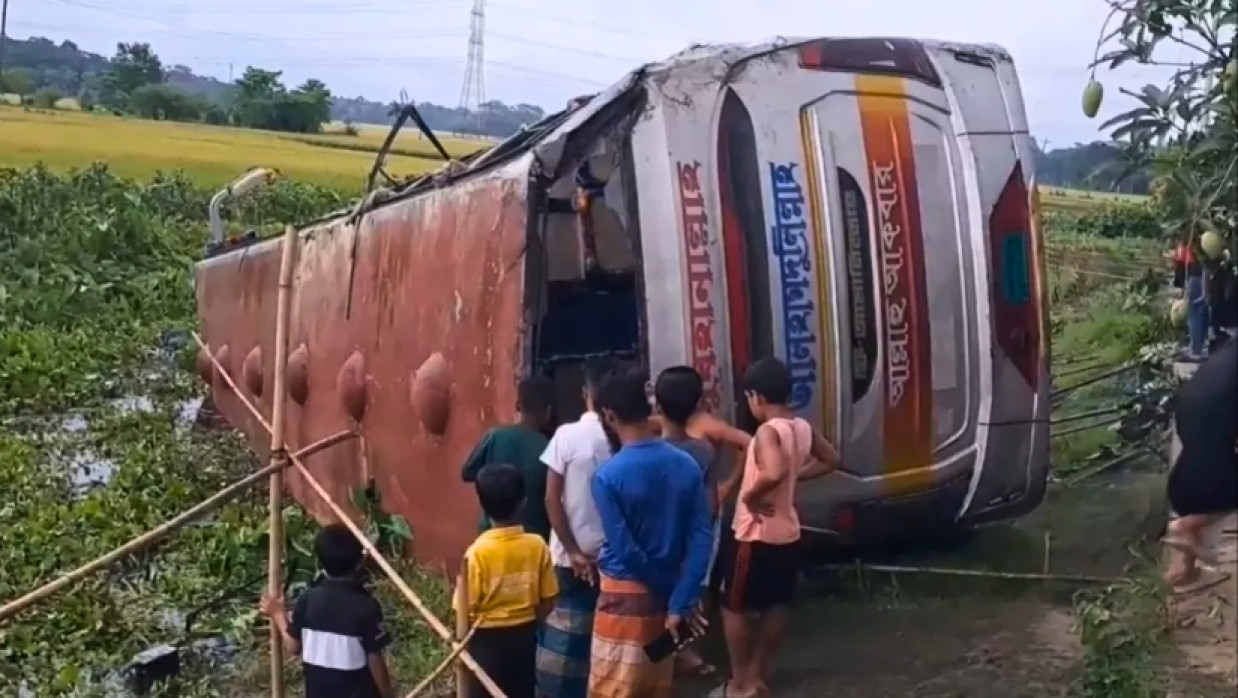 Emad Paribahan bus fell into a ditch in Tungipara, Gopalganj